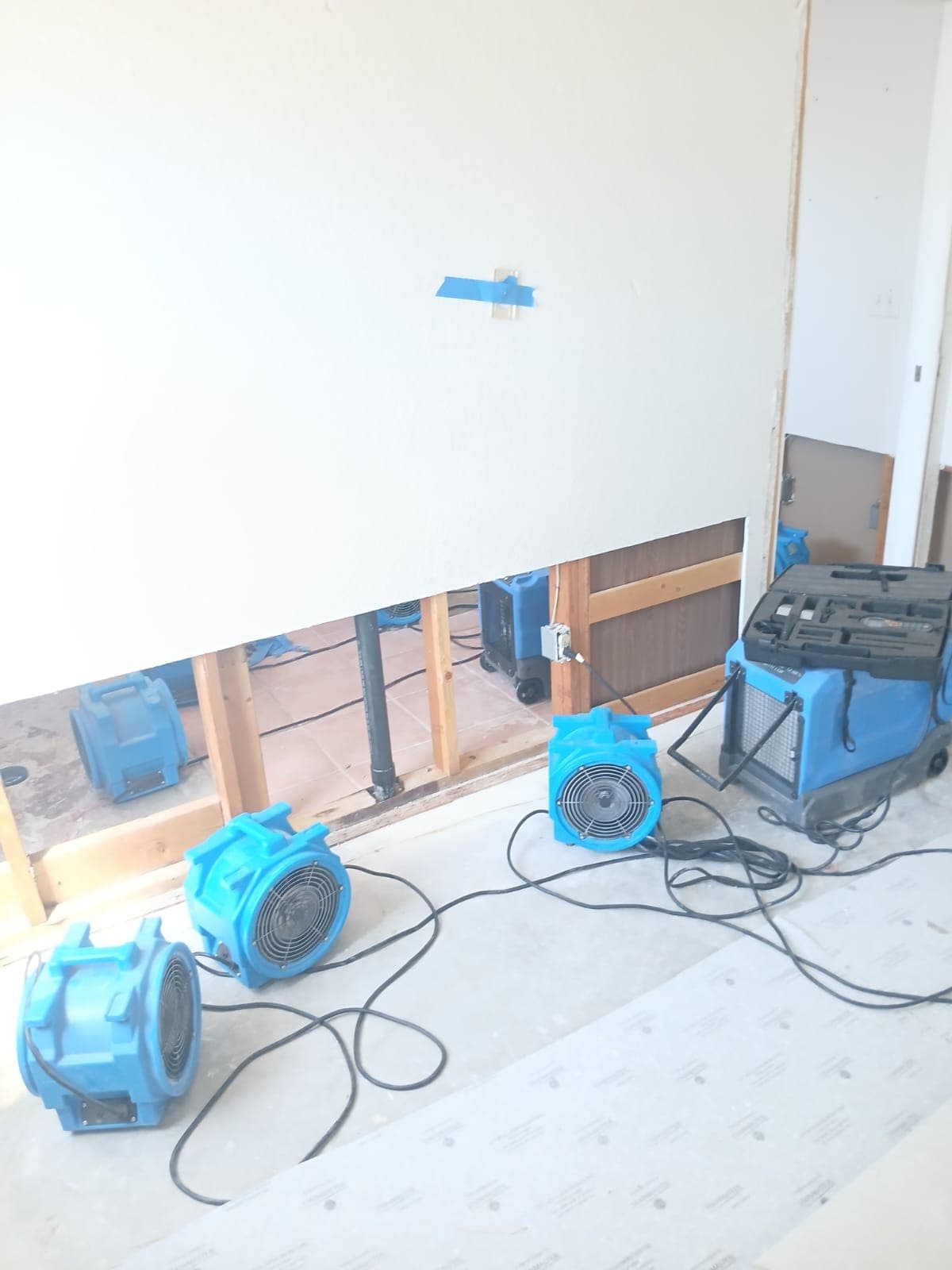 Gallery photos for Inside a Cat 3 Bathroom Flood Cleanup and Dryout: Image #5