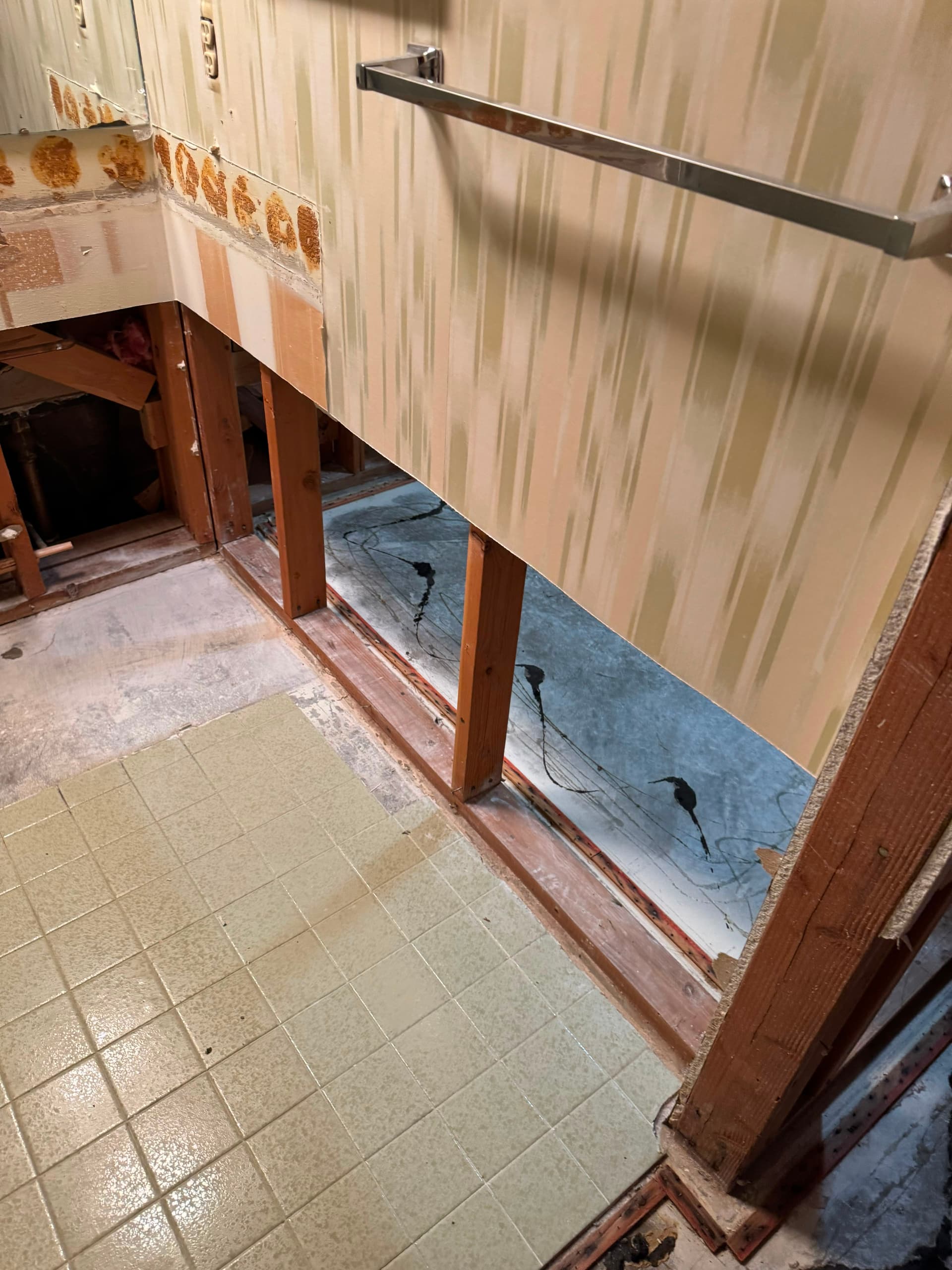 Gallery photos for Water Damage Hits Bathrooms and Bedrooms - Here's How We Handle It: Image #3